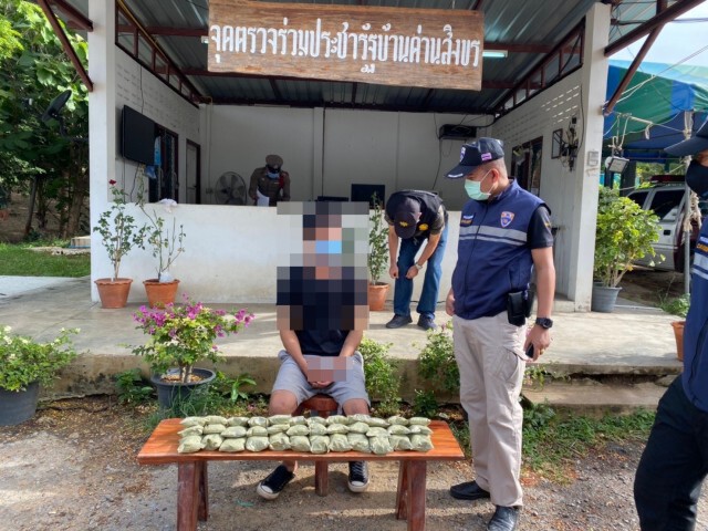 ตม.จับหนุ่มวัย27 ขนกระท่อมผง 4 กก.