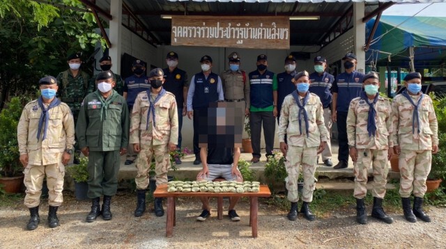 ตม.จับหนุ่มวัย27 ขนกระท่อมผง 4 กก.