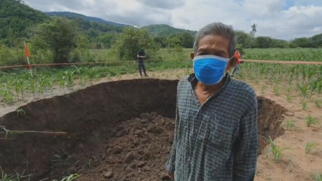 หลุมยุบขนาดใหญ่ กลางไร่ข้าวโพด ปรากฎการณ์ตามฤดูที่เนินมะปราง