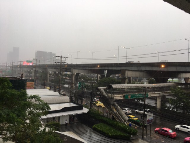 ฝนถล่มกรุงหลายพื้นที่!