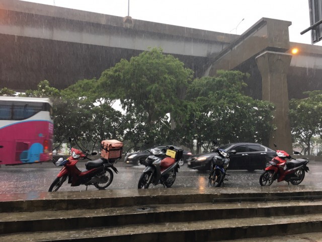 ฝนถล่มกรุงหลายพื้นที่!