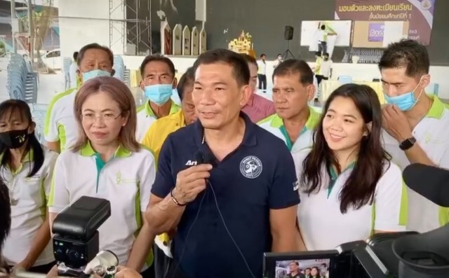 "เอ๋ ชนม์สวัสดิ์"ลงพื้นที่แจกถุงยังชีพ อ.พระสมุทรเจดีย์