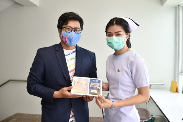 ส.บอล ร่วมกับ ช้าง-ศศลักษณ์ ส่งมอบเมนูพิเศษให้ รพ.บางกรวย2