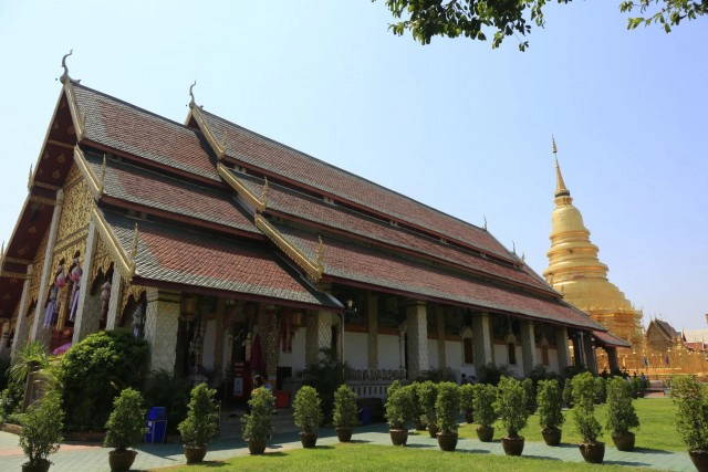 ศุกร์ (สุข) ละวัด วัดพระธาตุหริกุญชัย