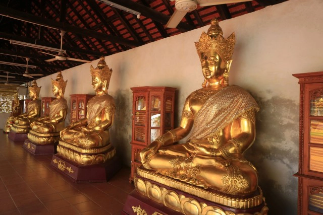 ศุกร์ (สุข) ละวัด วัดพระธาตุหริกุญชัย