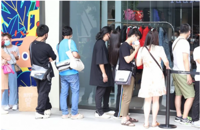 "สยาม พรีเมี่ยม เอาท์เล็ต" เปิดวันแรกสุดคึกคัก คนไทยแห่ช็อปแบรนด์หรูระดับโลก
