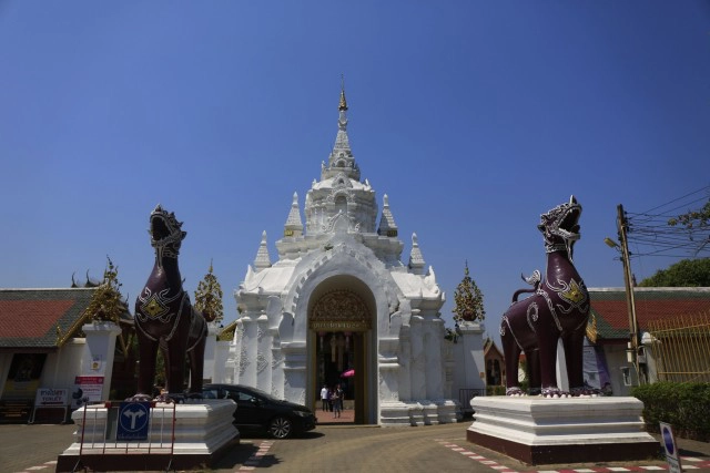ศุกร์ (สุข) ละวัด วัดพระธาตุหริกุญชัย