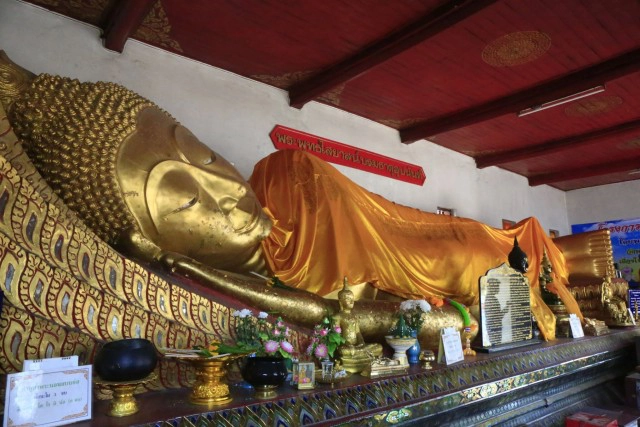 ศุกร์ (สุข) ละวัด วัดพระธาตุหริกุญชัย