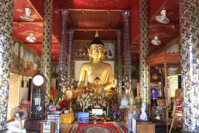 ศุกร์ (สุข) ละวัด วัดพระธาตุหริกุญชัย