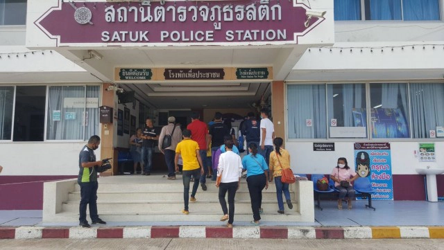 เหยื่อเต็นท์รถสูญเงินกว่า 22 ล้าน บุกโรงพักจี้ตำรวจเร่งรัดคดี