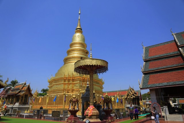 ศุกร์ (สุข) ละวัด วัดพระธาตุหริกุญชัย