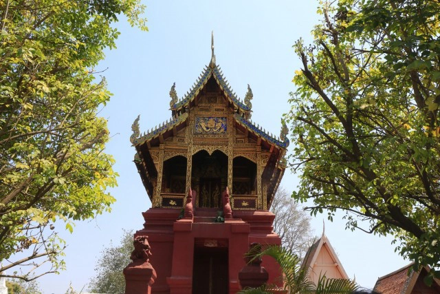 ศุกร์ (สุข) ละวัด วัดพระธาตุหริกุญชัย