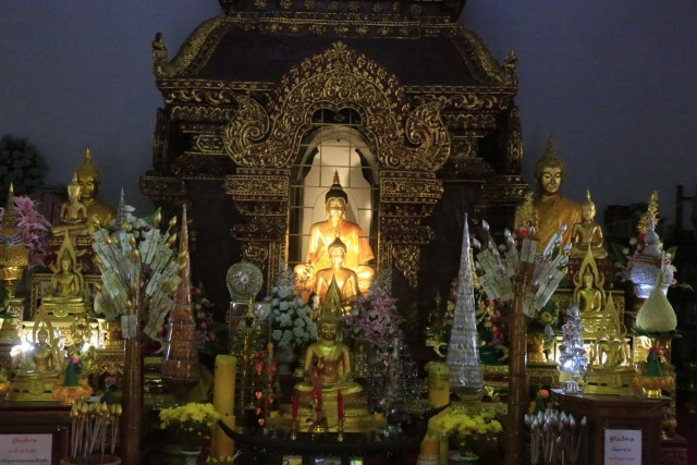 ศุกร์ (สุข) ละวัด วัดพระธาตุหริกุญชัย