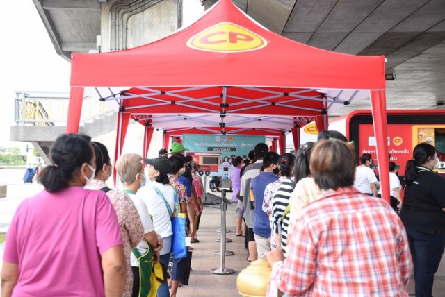 ก.เกษตร - ซีพีเอฟ ส่ง Food Truck เติมอิ่มชาวชุมชนสะพานพระราม 8