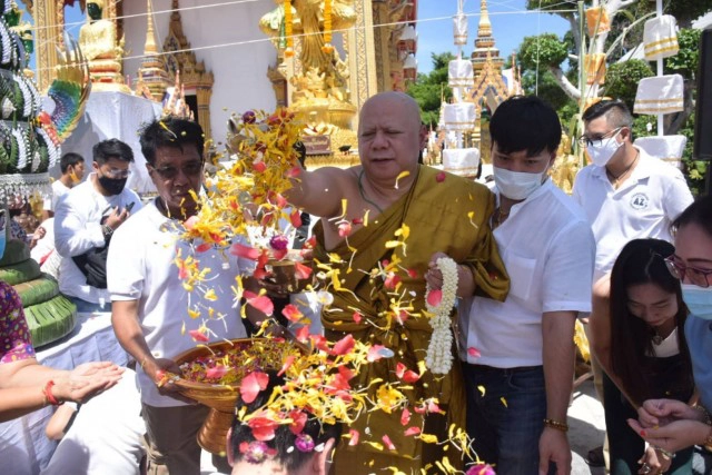 สร้างองค์พญาครุฑ ช่วยการศึกษา มอบเลนส์แก้วตาเทียมให้ผู้พิการทางสายตา สร้างเทวสถานองค์เทพ