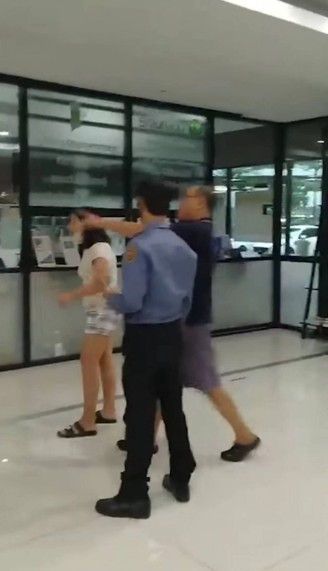 ลูกบ้านคอนโดหัวร้อน โดนเตือนให้ใส่แมสก์ โวยลั่น เป็นแค่รปภ.