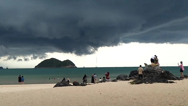 ตื่นตะลึง พายุงวงช้าง ทะเลสงขลา