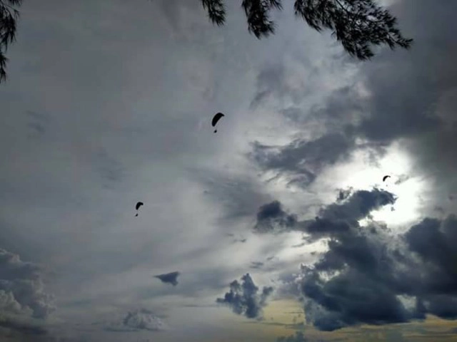 "พารามอเตอร์" ตกใส่หัวเด็กบาดเจ็บ