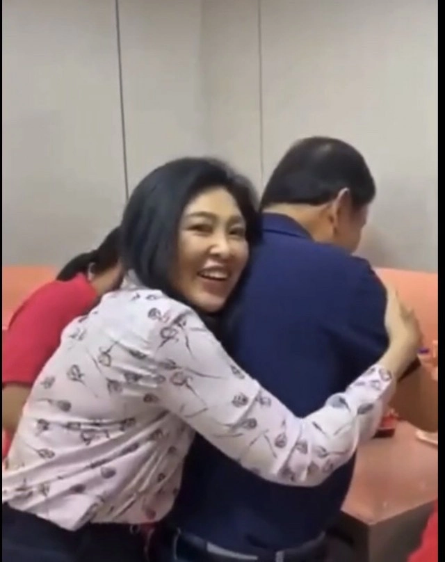 สวมวิญญาณเชฟ "ทักษิณ" ทำกับข้าวฉลองวันเกิด"ยิ่งลักษณ์"