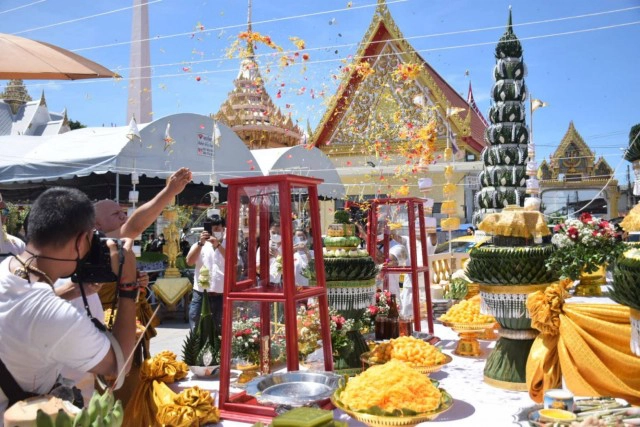 สร้างองค์พญาครุฑ ช่วยการศึกษา มอบเลนส์แก้วตาเทียมให้ผู้พิการทางสายตา สร้างเทวสถานองค์เทพ