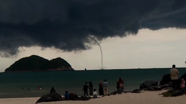 ตื่นตะลึง พายุงวงช้าง ทะเลสงขลา