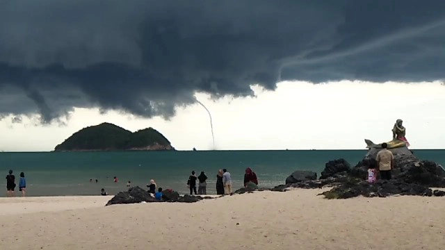 ตื่นตะลึง พายุงวงช้าง ทะเลสงขลา