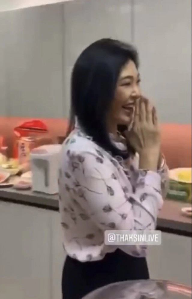 สวมวิญญาณเชฟ "ทักษิณ" ทำกับข้าวฉลองวันเกิด"ยิ่งลักษณ์"