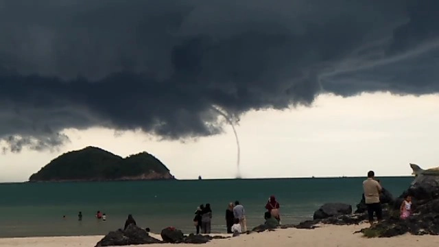 ตื่นตะลึง พายุงวงช้าง ทะเลสงขลา