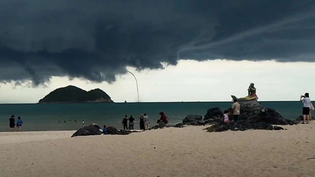 ตื่นตะลึง พายุงวงช้าง ทะเลสงขลา