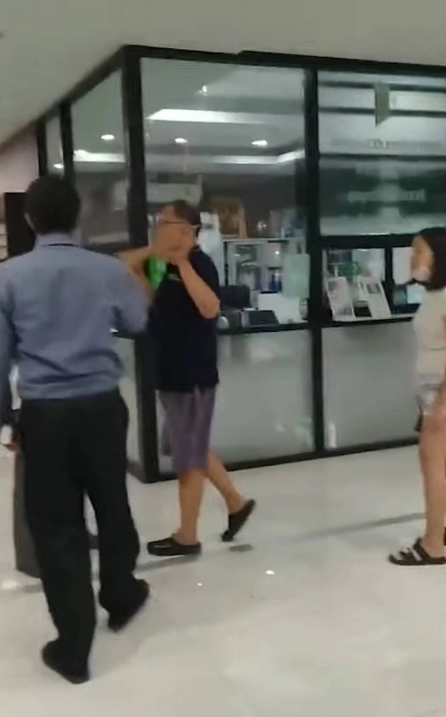 ลูกบ้านคอนโดหัวร้อน โดนเตือนให้ใส่แมสก์ โวยลั่น เป็นแค่รปภ.