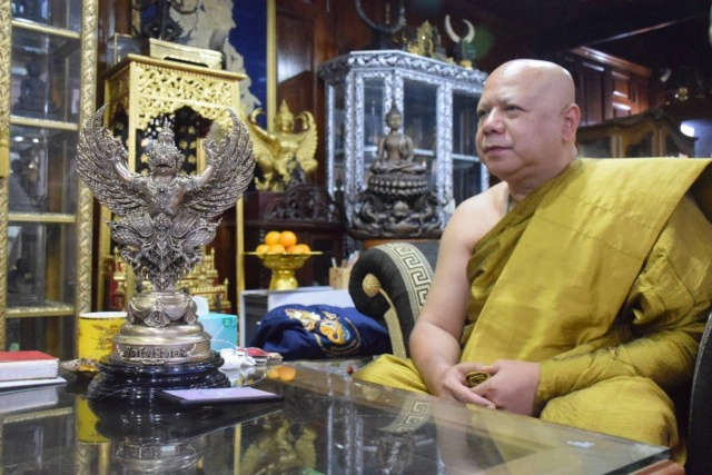 สร้างองค์พญาครุฑ ช่วยการศึกษา มอบเลนส์แก้วตาเทียมให้ผู้พิการทางสายตา สร้างเทวสถานองค์เทพ