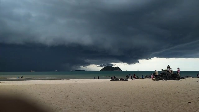 ตื่นตะลึง พายุงวงช้าง ทะเลสงขลา