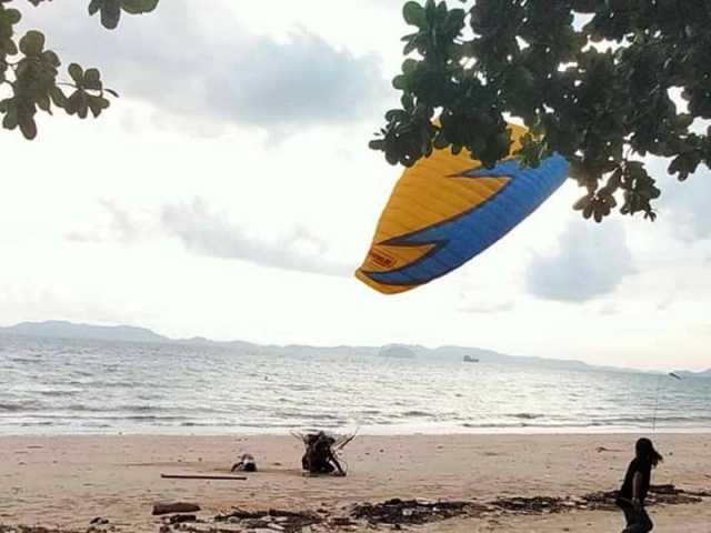 "พารามอเตอร์" ตกใส่หัวเด็กบาดเจ็บ