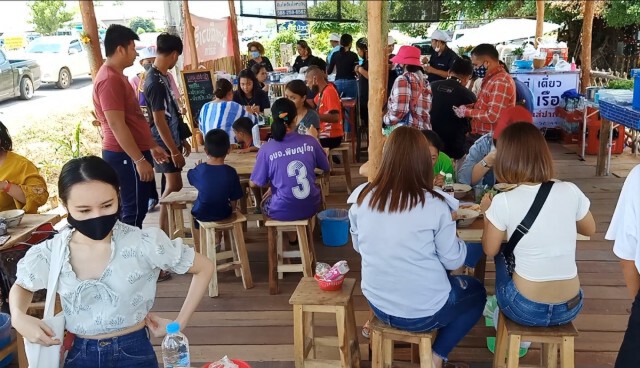 "มันส์ปาก" ก๋วยเตี๋ยวเรือ 10 บาท! เมืองสองแคว ฝ่าโควิด-19