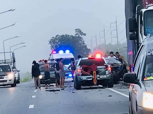 ขับเก๋งหลับใน เสยท้ายบรรทุกดับ4ศพ