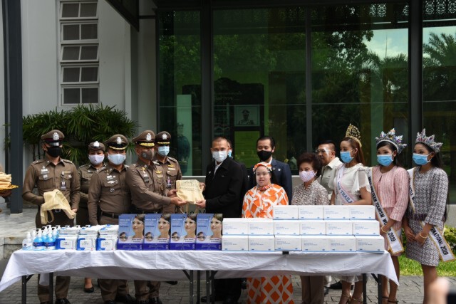 อดีตรอง ผบ.ตร.มอบหน้ากากอนามัย Face Shield แอลกอฮอล์ ให้กับสื่อมวลชน