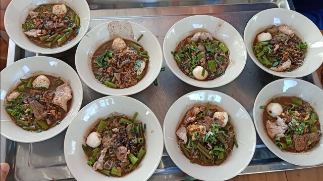 "มันส์ปาก" ก๋วยเตี๋ยวเรือ 10 บาท! เมืองสองแคว ฝ่าโควิด-19