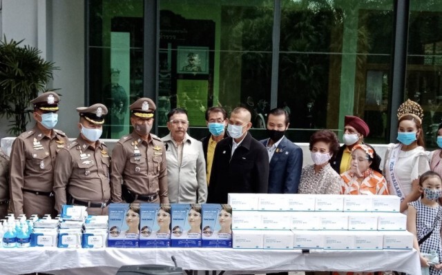 อดีตรอง ผบ.ตร.มอบหน้ากากอนามัย Face Shield แอลกอฮอล์ ให้กับสื่อมวลชน
