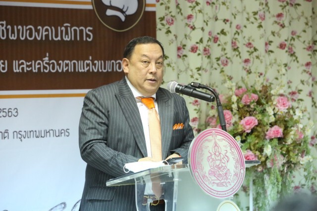 "จุติ ไกรฤกษ์" เปิดสอนคนพิการทำเบเกอรี่แบบมืออาชีพ