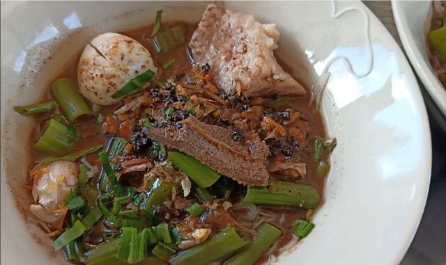 "มันส์ปาก" ก๋วยเตี๋ยวเรือ 10 บาท! เมืองสองแคว ฝ่าโควิด-19