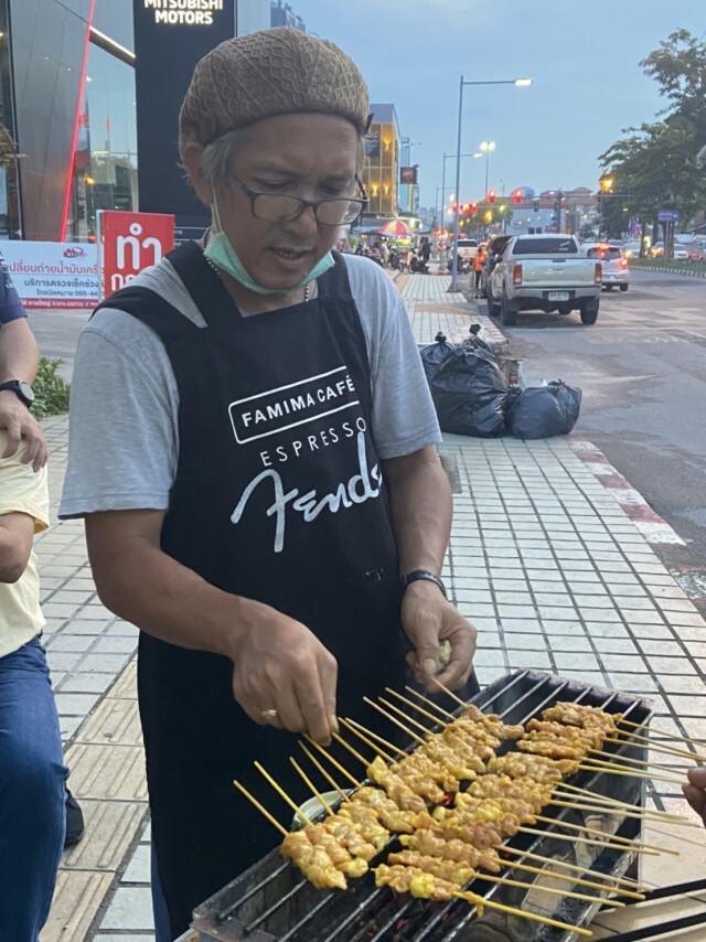"นักดนตรี" ขายหมูสะเต๊ะ รอปลดล็อกสถานบันเทิง