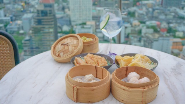 หลังปลดล็อคหาจุดเช็คอิน ลอง "เย่า รูฟท็อป บาร์" กินติ่มซำบนฟ้า