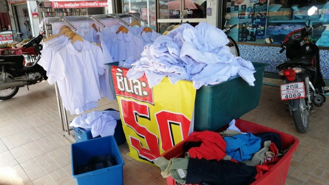 ร้านขายชุดนักเรียนเงียบเหงา  ผู้ปกครองเลือกใช้ชุดเก่า