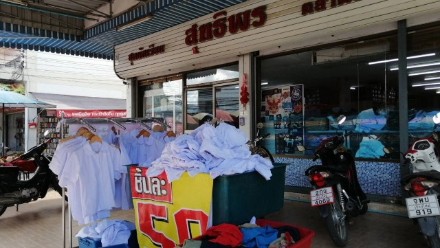 ร้านขายชุดนักเรียนเงียบเหงา  ผู้ปกครองเลือกใช้ชุดเก่า