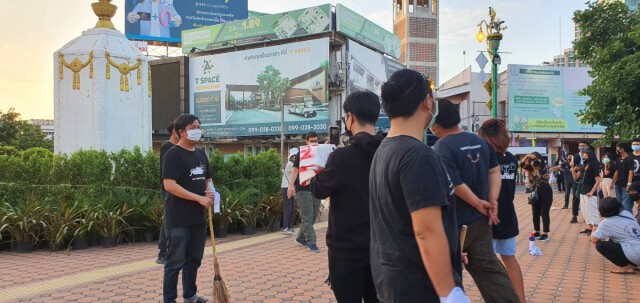 กลุ่มขอนแก่นพอกันทีแสดงเชิงสัญลักษณ์ปัดกวาดเผด็จการ