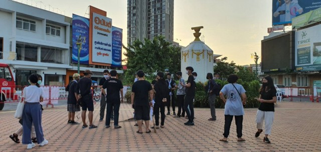 กลุ่มขอนแก่นพอกันทีแสดงเชิงสัญลักษณ์ปัดกวาดเผด็จการ