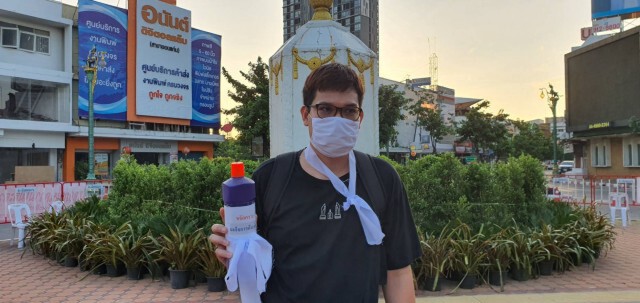 กลุ่มขอนแก่นพอกันทีแสดงเชิงสัญลักษณ์ปัดกวาดเผด็จการ