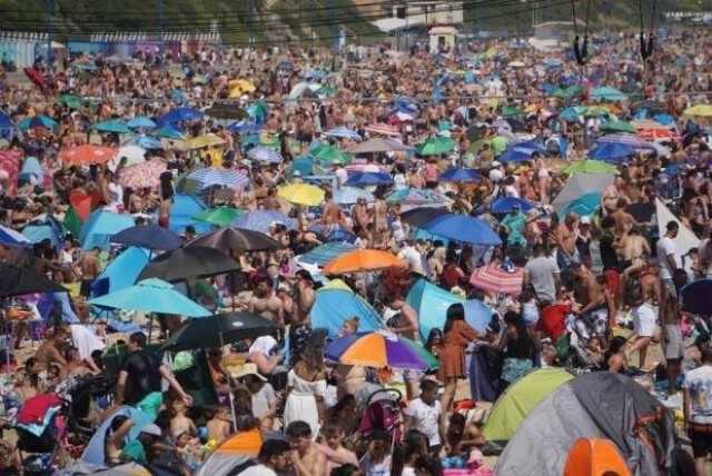 ชาวอังกฤษต่างออกมาเที่ยวชายหาด หลังเผชิญอากาศร้อน