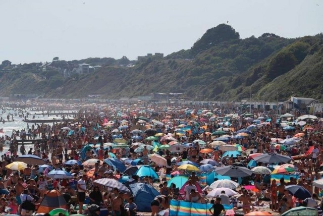 ชาวอังกฤษต่างออกมาเที่ยวชายหาด หลังเผชิญอากาศร้อน