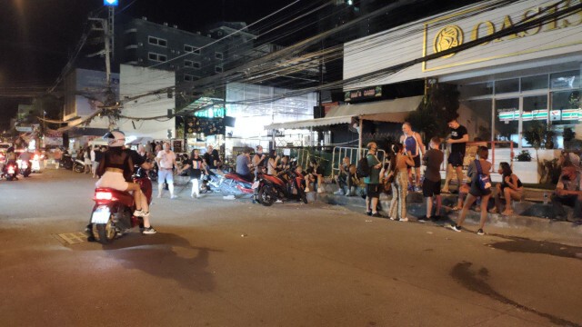 พัทยาการ์ดตกนทท.นับร้อยจับกลุ่มมั่วสุมไม่หวั่นติดเชื้อโควิด-19
